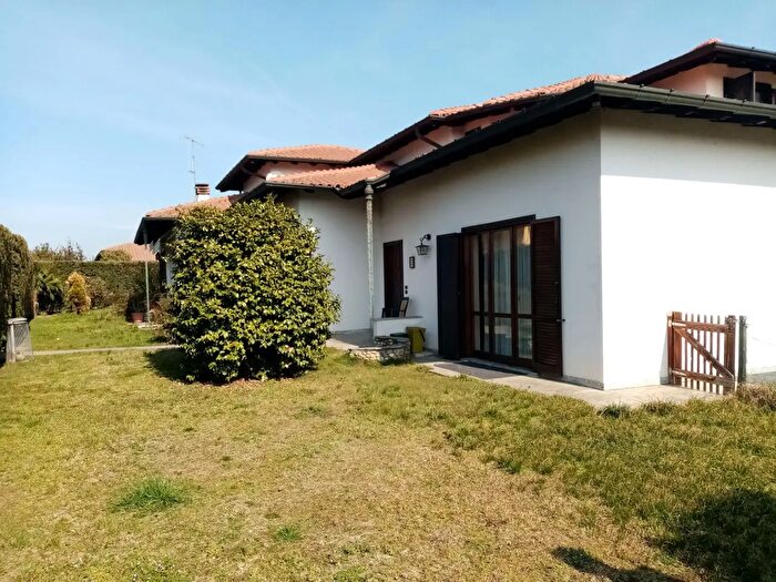 Casa con 9 locali in vendita in Mornago