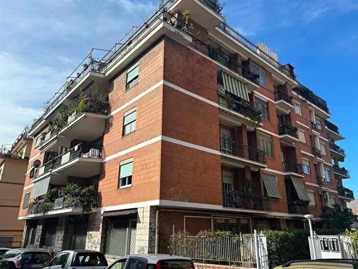 Appartamento trilocale in vendita in Via Alessandro Cialdi, Roma