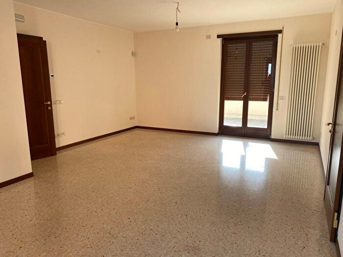 Appartamento trilocale in affitto in Centro, Isola Vicentina