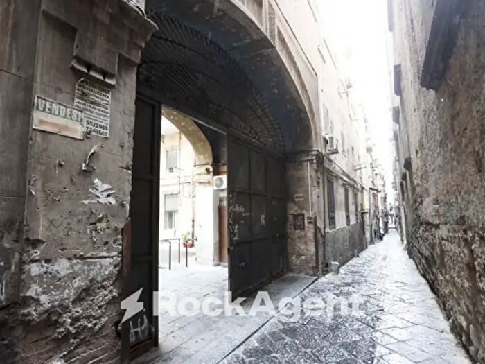Appartamento con 6 locali in vendita in Vico San Maria Ad Agnone, Napoli