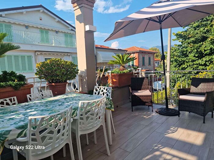 Appartamento con 5 locali in vendita in Via Leonardo da Vinci, Pietrasanta