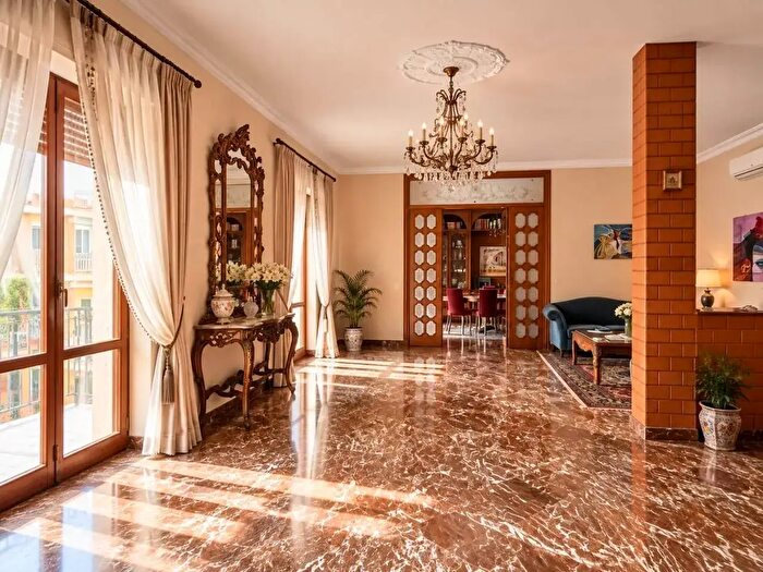 Appartamento con 8 locali in vendita in Via Imperatore Adriano, Lecce