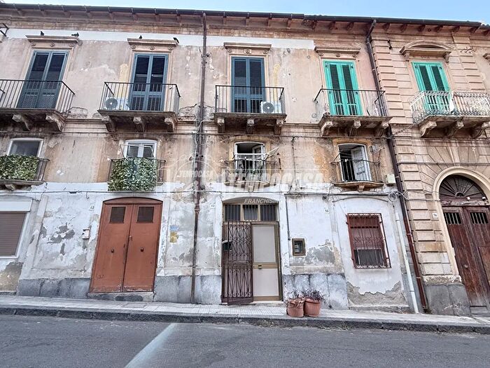 Appartamento con 7 locali in vendita in Via Francesco Durante, Messina