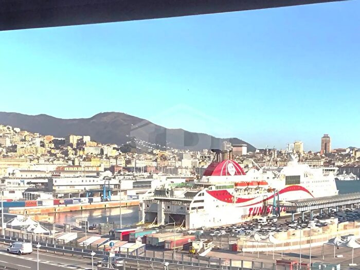 Appartamento con 5 locali in vendita in Via Milano, Genova