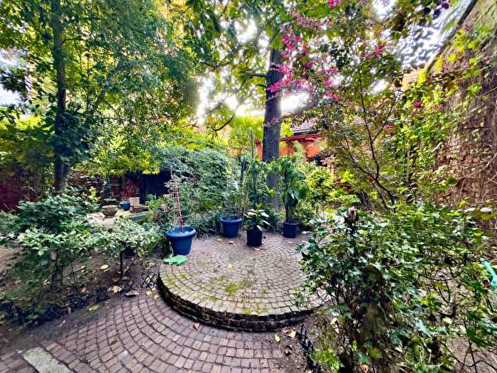 Appartamento con 6 locali in vendita in Via Pietro Azario, Novara