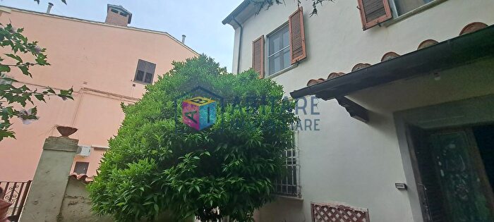 Casa con 10 locali in vendita in Cascina