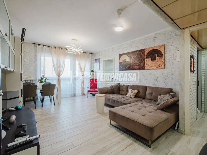 Appartamento trilocale in vendita in Viale Cristoforo Colombo, Trezzano Sul Naviglio