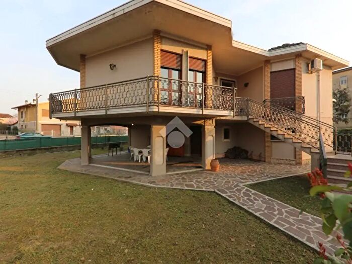 Casa con 6 locali in vendita in Via Unione Europea, Marmirolo