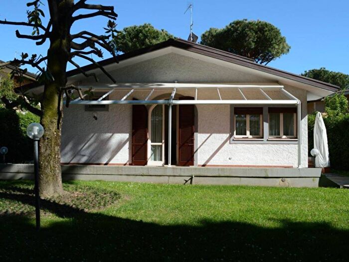 Casa con 6 locali in affitto in Via Palmiro Togliatti, Caranna, Forte dei Marmi