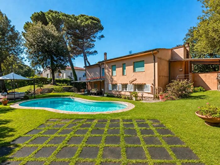 Casa con 10 locali in vendita in Pisa