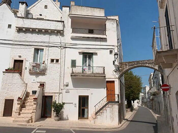Casa con 10 locali in vendita in Largo San Rocco, Locorotondo