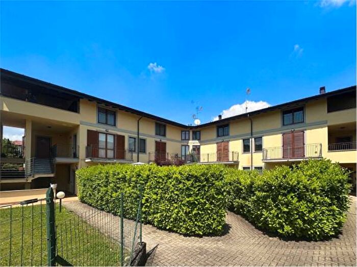 Appartamento quadrilocale in vendita in Via Pietro Mascagni, Vergiate