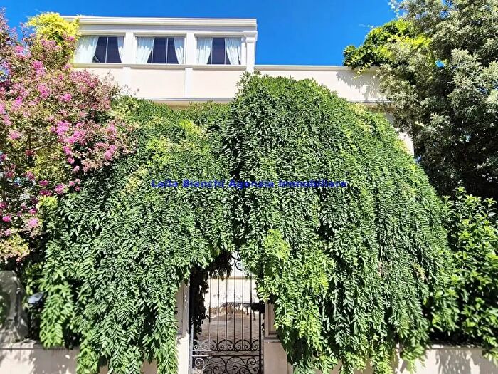 Casa con 8 locali in vendita in Via Ciro Menotti, Pesaro