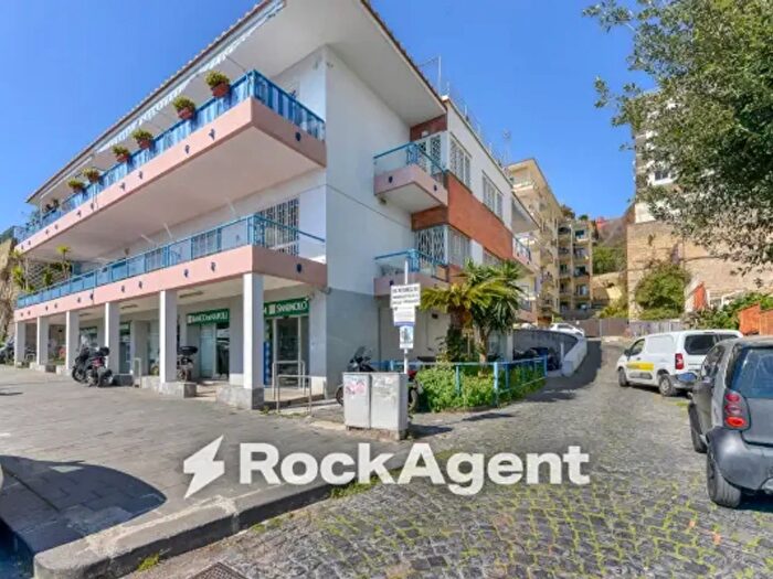 Appartamento con 5 locali in vendita in Via Francesco Petrarca, Napoli