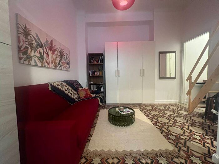 Appartamento monolocale in affitto in Alzaia Naviglio Pavese, Navigli Darsena, Milano