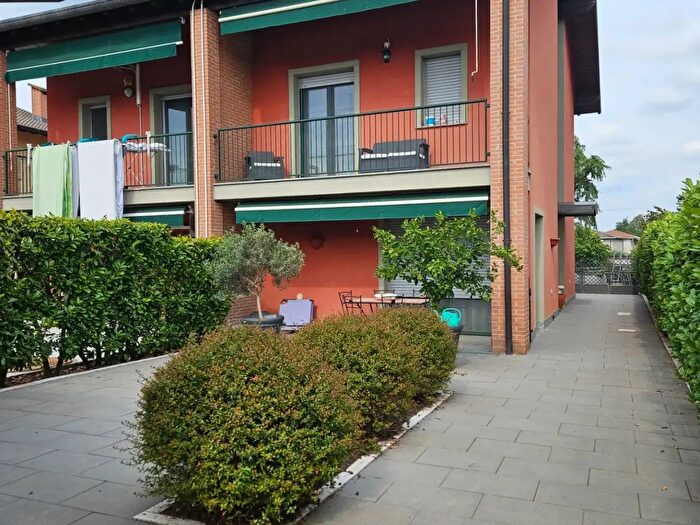 Casa con 5 locali in vendita in Via della Costituzione, Oleggio