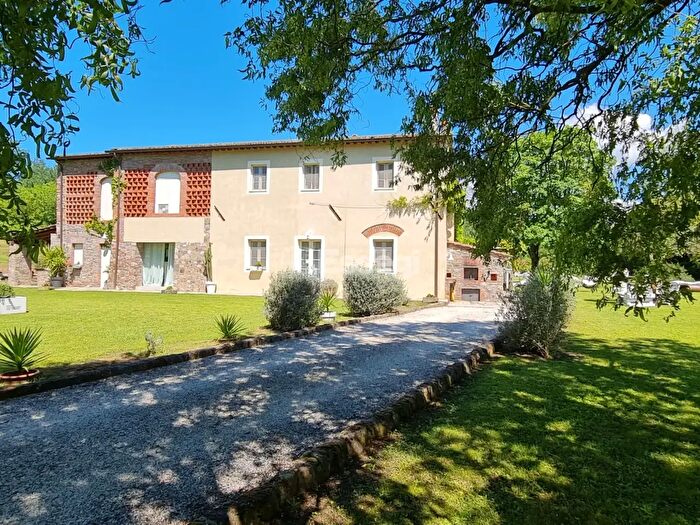 Casa con 10 locali in vendita in Via di Stabbiano, Lucca