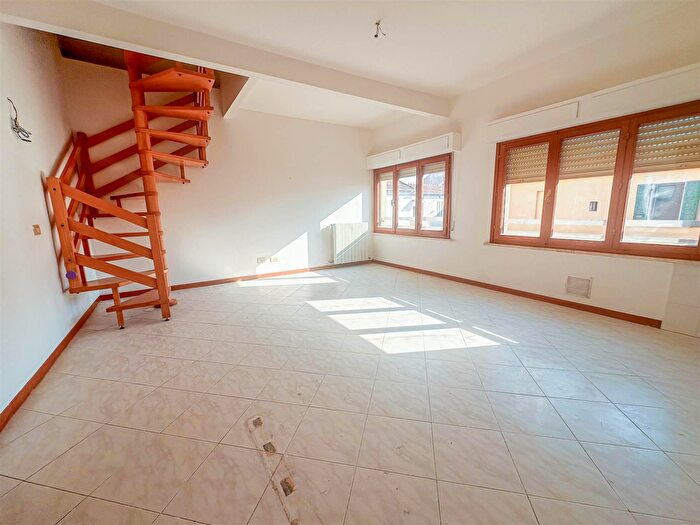 Appartamento con 6 locali in vendita in Cecina