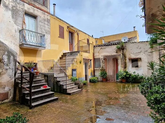 Appartamento quadrilocale in vendita in Via Garibaldi, Ferla