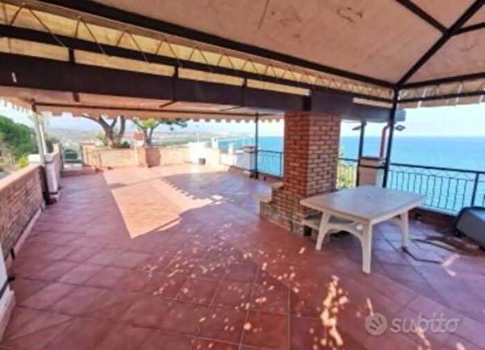 Appartamento trilocale in affitto in Via San Martino, Staletti