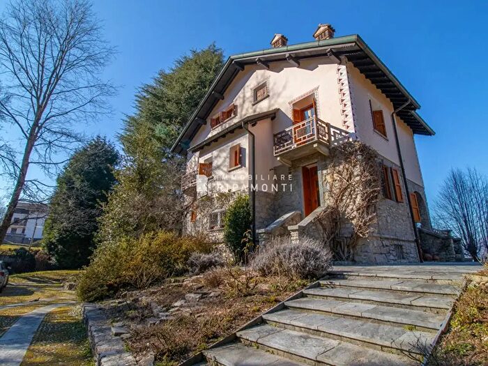 Casa con 10 locali in vendita in Via XXV Aprile, Cremeno