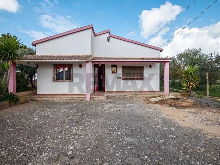 Casa con 7 locali in vendita in Contrada CommendaVillaggio Corvacchio Snc, Caltagirone