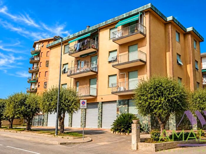 Appartamento con 6 locali in vendita in Vado Ligure