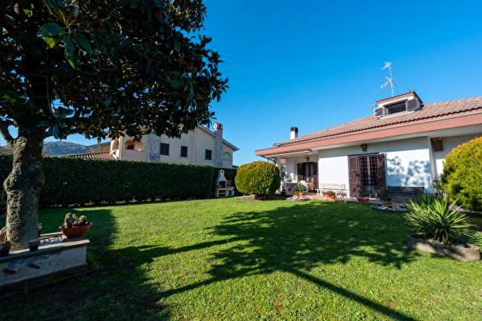 Casa quadrilocale in vendita in Via Casilina, Colonna