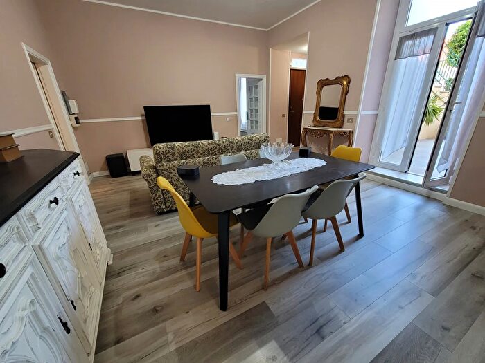 Appartamento con 5 locali in vendita in Via Paolo Assereto, Savona