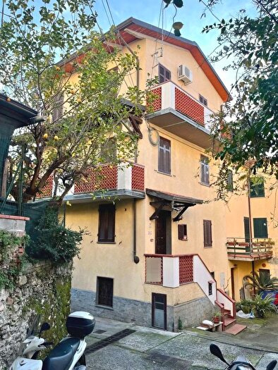 Casa con 5 locali in vendita in Massa