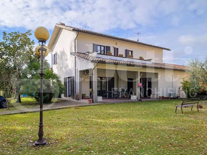 Casa con 11 locali in vendita in Via Fontecese, Gubbio