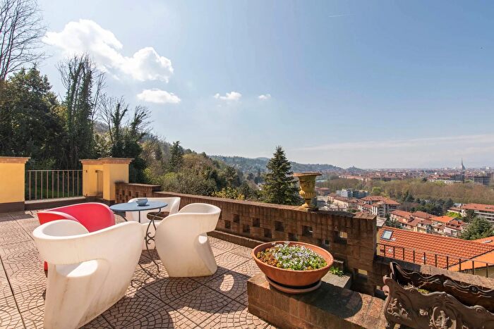 Appartamento con 6 locali in vendita in Strada Mongreno, Torino