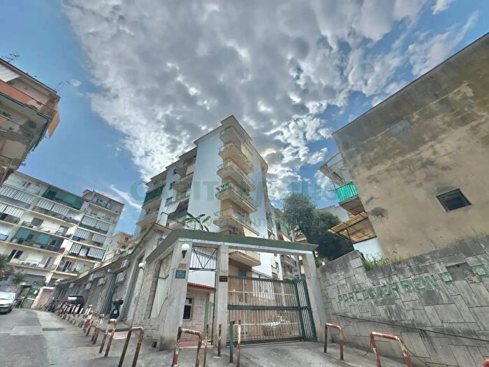 Appartamento trilocale in affitto in Via Consalvo a, Napoli