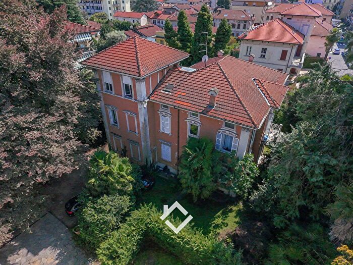 Casa con 12 locali in vendita in Via Roma, Besozzo