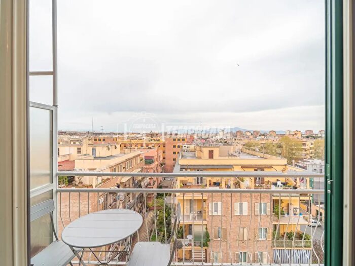 Appartamento trilocale in vendita in Via dei Fulvi, Roma