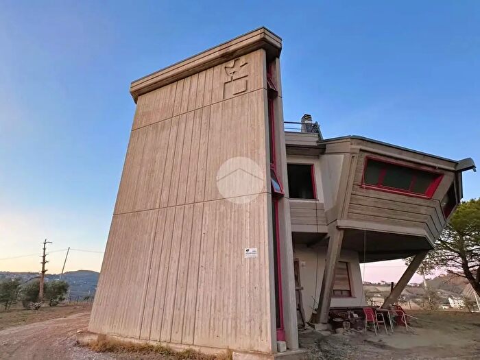 Casa con 8 locali in vendita in Contrada S Lazzaro, Offida