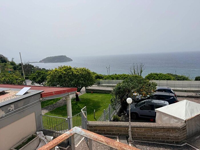 Appartamento trilocale in affitto in Via San Gennaro Agnano, Pozzuoli Alta, Pozzuoli