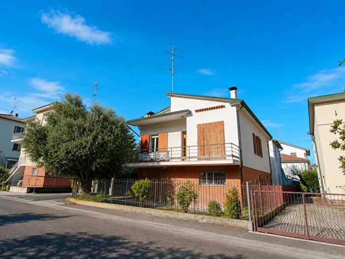 Casa quadrilocale in vendita in Faenza