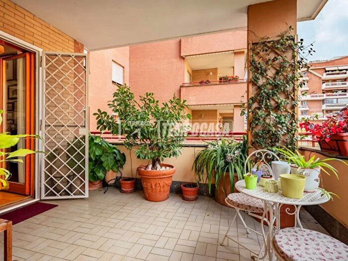 Appartamento con 5 locali in vendita in Viale della Grande Muraglia, Roma