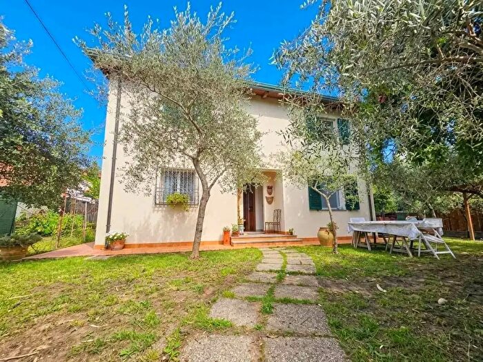 Casa quadrilocale in vendita in Montignoso