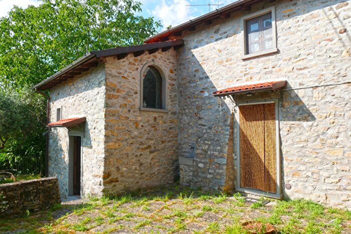 Casa con 6 locali in vendita in Fivizzano