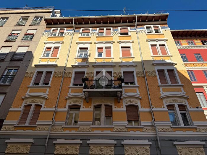 Appartamento trilocale in vendita in Via Tigor, Trieste