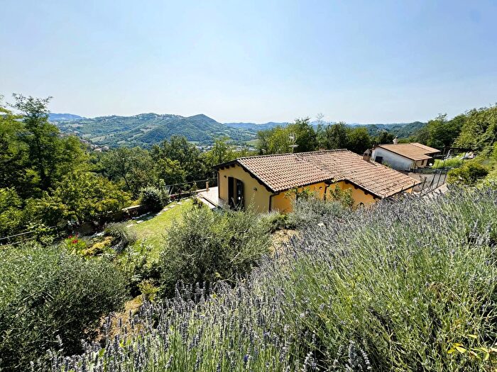 Casa con 8 locali in vendita in Via Aldo Moro, Amandola