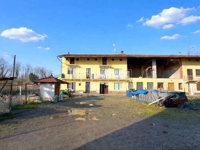 Casa con 6 locali in vendita in Via Cascina Ova, Vische