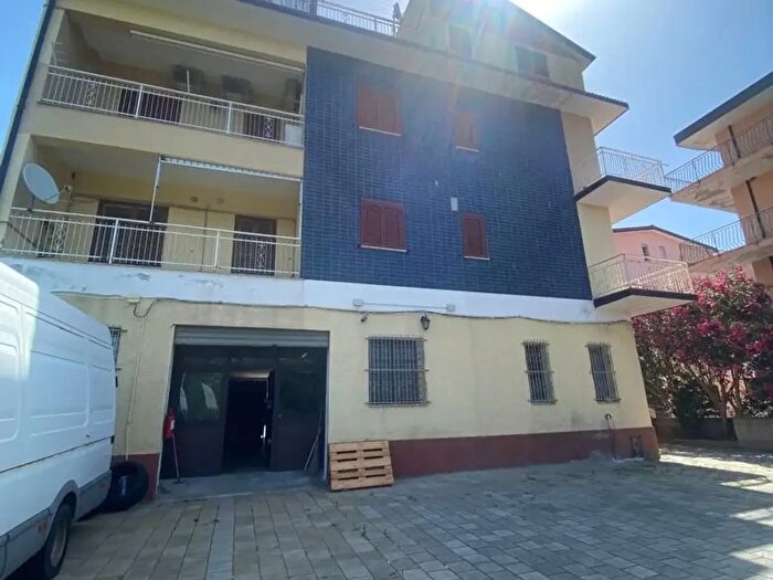 Appartamento quadrilocale in vendita in Contrada Cartolano Snc, Falerna