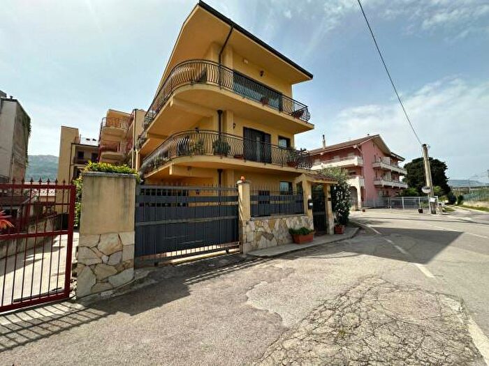 Casa con 6 locali in vendita in Piazza Stazione, Torrenova