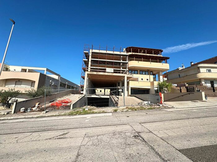 Casa con 10 locali in vendita in Via dellAgricoltura, Matera