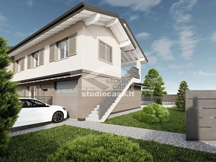 Appartamento quadrilocale in vendita in Via S Tresoldi, Calvenzano