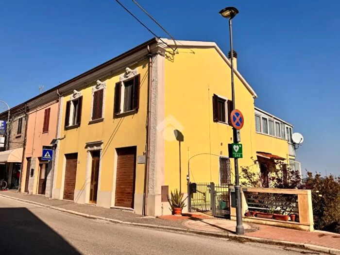 Casa con 6 locali in vendita in Via Roma, Tavoleto