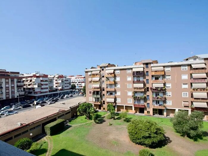 Appartamento trilocale in vendita in Via delle Azzorre, Roma